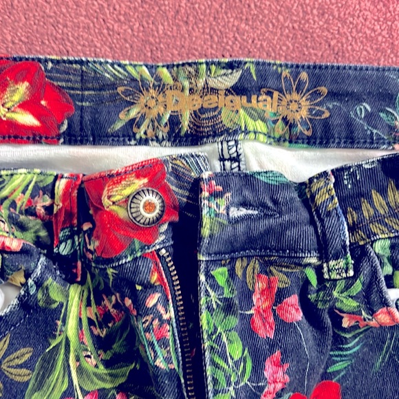 This Desigual Jean came in very vibrant colour, it is clean & in Excellent shape - Picture 3 of 6